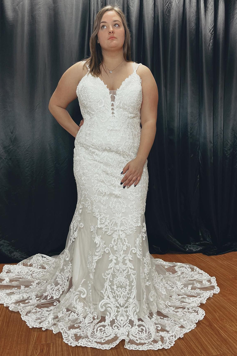 Mermaid V-Neck White Plus Size Lace Wedding Dress